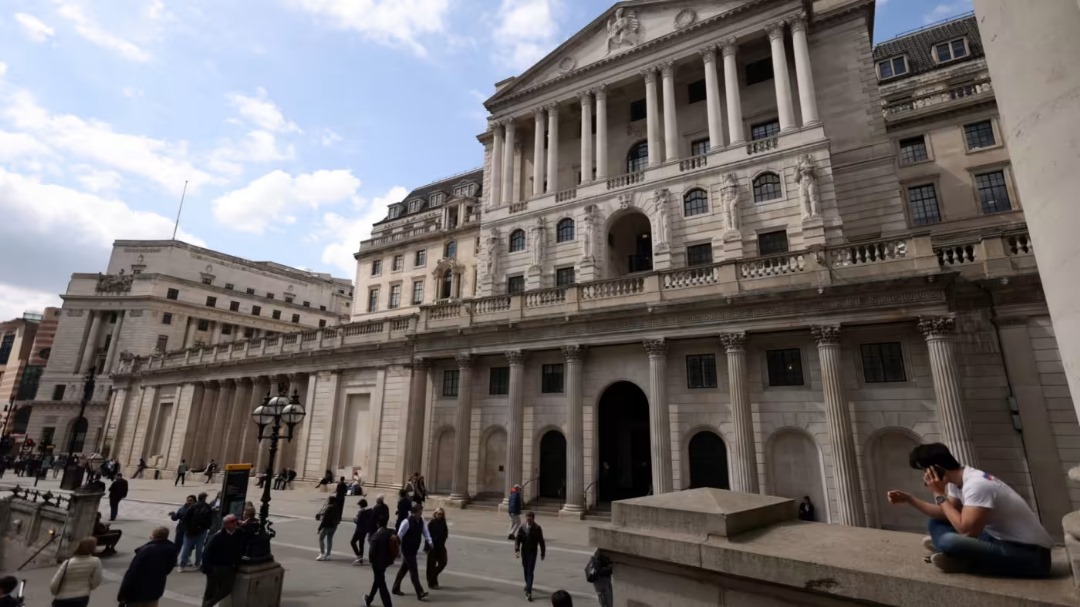 UK wage growth eases as jobs market weakens