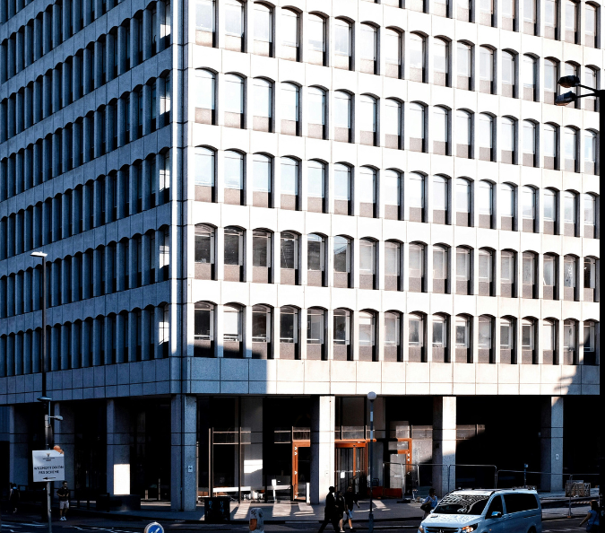 UK firms hold off on hiring as job vacancies fall